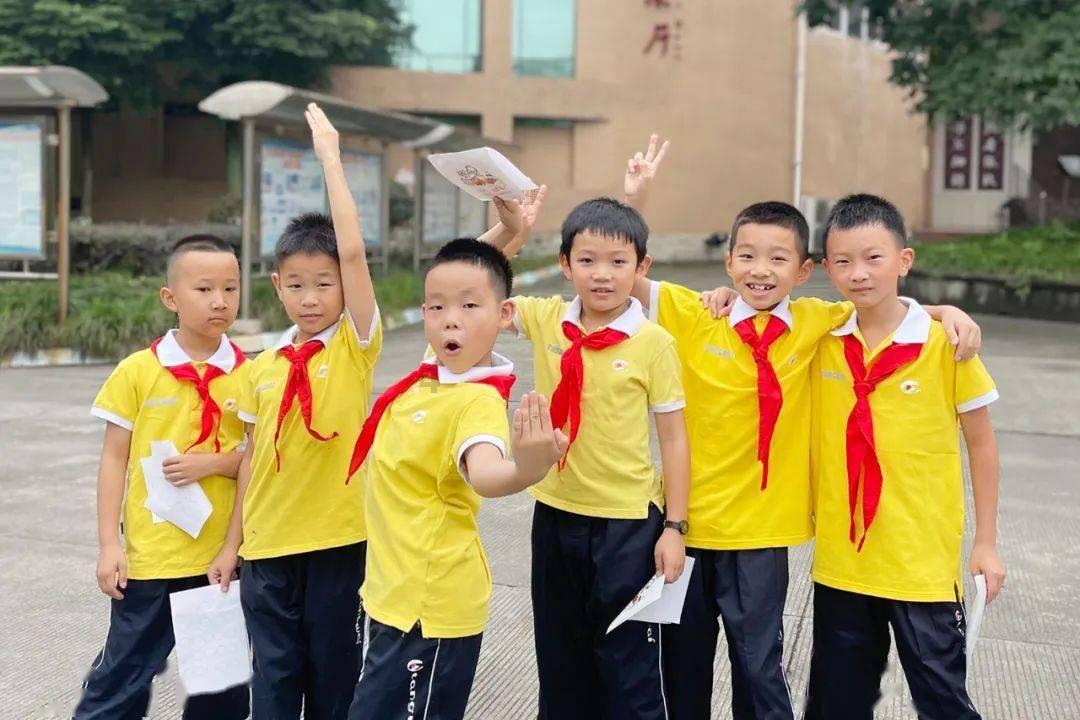 菏泽老年书画研究会牡丹分会开展写春联迎新春送祝福活动